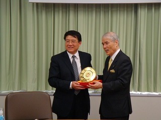 大連理工大学から記念品を頂く理事長.jpg