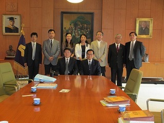 金沢工業大学 石川学長はじめ関係者の皆様と記念撮影.jpg