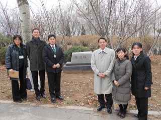 大連大学キャンパス内「金連林」の石碑前で記念撮影.jpg
