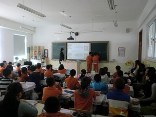 小学校で英語の授業を見学.jpg