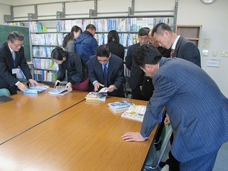 教育プラザで教科書.jpg